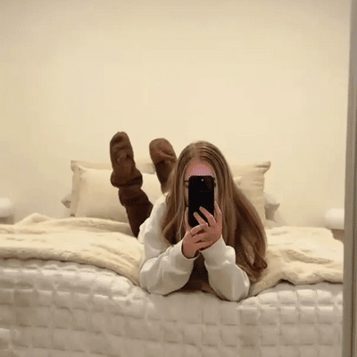 Julklappspåse i gåsdown – Varma knästrumpor som rymmer presenter